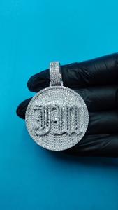 Colgante de Moissanita Personalizado con Letra Gótica, Joyería de Lujo Estilo Hip Hop, Pieza de Diseño Unisex de Alto Brillo - Product Image 6