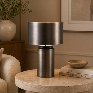Lampe de table cylindrique en métal Monolith avec abat-jour en fer brossé, base robuste en forme de baril, éclairage d'ambiance chaleureux pour intérieurs élégants - Product Image 1