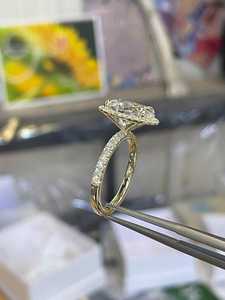 Anillo de Halo de Moissanita de Forma Ovalada de Lujo en Oro Blanco de 14K |   Anillo de compromiso con banda pavé brillante |   Joyería Fina de Diseño para Ella - Product Image 5