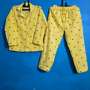 Ensemble de pyjama pour femmes, imprimé cœur jaune, rayé, 100% coton biologique respirant, chemise à boutons et pantalon à taille élastique, vêtements de nuit uniquement - Product Image 1