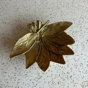Magnifique plateau en laiton en forme de feuille, idéal pour organiser les bijoux, pour la présentation et les cadeaux, plateau décoratif en métal, fabriqué à la main en Inde. - Product Image 1