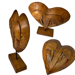 Une sculpture en bois en forme de cœur, fabriquée à la main, élégamment présentée sur une base minimaliste. Sculpté dans du bois naturel. - Product Image 6