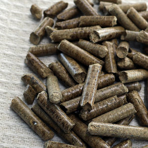 Granulés de bois de pin pour foresterie durable, haute performance thermique, faible teneur en poussière, combustible à combustion propre pour usage résidentiel et commercial - Product Image 2