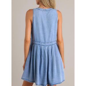 2025 Vestido vaquero ceñido al cuerpo con cuello en V informal de verano para mujer sin mangas con volantes y cremallera desgastada ajustada técnica lavada logotipo frontal - Product Image 5