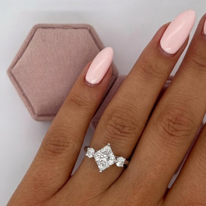 Bague de fiançailles en or blanc avec trois diamants de laboratoire taille princesse de 2,50 carats - Product Image 1
