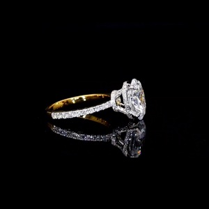 Bague solitaire en or jaune 14 carats pour femme, diamant taille ovale avec halo, cadeau de fiançailles et de mariage, diamant de laboratoire certifié IGI - Product Image 2