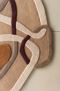 Alfombra india de lana contemporánea moderna, hecha a mano, de pelo alto, en tonos tierra cálidos, con curvas orgánicas inspiradas en paisajes naturales, de látex. - Product Image 3