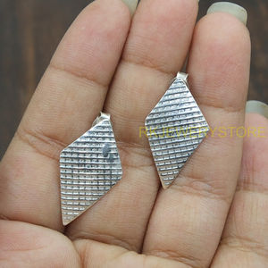 Pendientes de Plata Hechos a Mano con Forma de Diamante Texturizado para Mujer, Pendientes Geométricos Minimalistas, Joyería Moderna para Regalo - Product Image 3