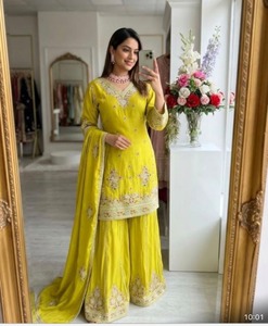 ชุดเสื้อท็อป-ชาราร่าลายเสือดาววินเทจ แบรนด์ Fabzonefabindia แขนกุด ความยาวปานกลาง ปักลายหนักประดับเลื่อมขนาด 5 มม. พร้อมผ้าคลุมไหล่ - Product Image 2