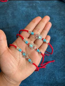 Conjunto de Rakhi artesanal para hermanos, hilo carmesí, acabado en plata oxidada, amuleto con piedras azul turquesa - Product Image 2