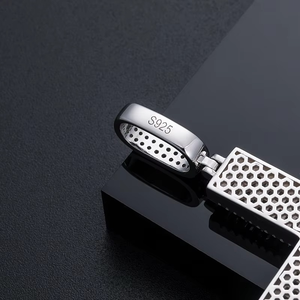 Collier pendentif pour homme en argent sterling 925 avec croix florale scintillante en moissanite taille baguette - Product Image 3