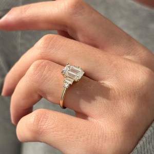 Bague de fiançailles à cinq pierres en diamant de laboratoire taille émeraude de 2,5 carats E VVS2, bague d'anniversaire à cinq pierres CVD, certifiée IGI - Product Image 4