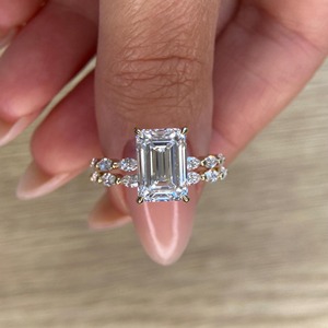 Anillo de Compromiso de Diamantes con Corte Esmeralda para Mujer, Oro Sólido de 18K, Engaste de Garras, Estilo Clásico - Product Image 1