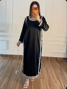 Robe de soirée longue en satin rouge, coupe empire, manches longues, avec bordure latérale, idéale pour mariage et festival - Product Image 4