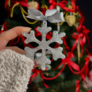 Adorno Navideño de Copo de Nieve de Resina Plateada, Decoración Colgante Hecha a Mano para Árbol, Decoración Festiva para el Hogar - Product Image 1