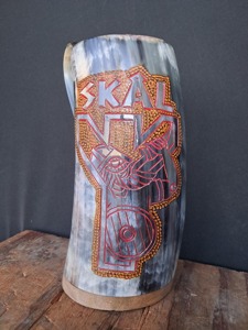 Mug en corne naturelle, fait main, pour hydromel, bière, festivals vikings et célébrations médiévales - Product Image 5