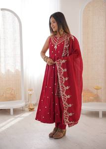 Vestido Anarkali de seda romana de diseñador con gran vuelo y adornos de lentejuelas – Conjunto étnico para fiesta - Product Image 3