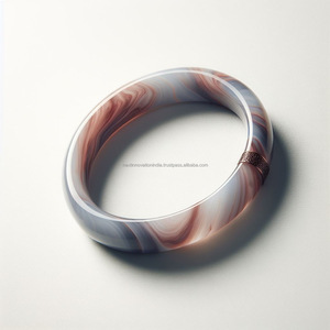 Bracelet en résine fabriqué à la main Bijoux ethniques exquis pour femmes avec un matériau léger au design unique et un accent de mode tendance - Product Image 2