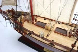HARVEYE Barco de Madera con Acabado Natural, Modelo de Barco de Madera para Regalos de Boda, Graduación, Año Nuevo, Halloween, Barco de Vela Artesanal - Product Image 6