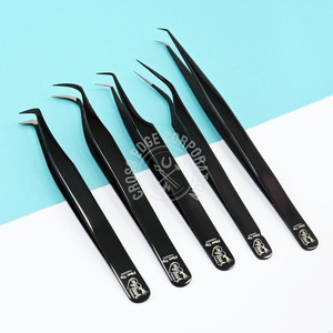 Pince à épiler classique noire courbée à 45/90 degrés à marque privée, pointe en fibre pour isolation des cils et extensions de volume - Product Image 2