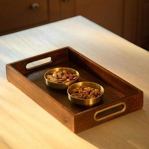 Plateau de service en bois fait main de qualité supérieure avec base antidérapante pour un transport sûr des boissons, des aliments et pour l'industrie hôtelière, provenant d'Inde. - Product Image 1