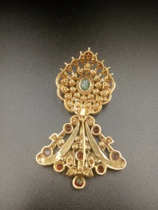 Broche fleurie plaquée or avec pierres doublet vertes et rouges, bijou de soirée, broche kalangi pour marié, pour homme. - Product Image 5