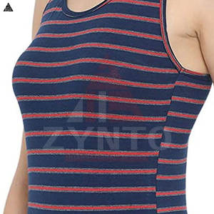 Ensemble femme avec logo personnalisé, débardeur respirant avec coussinets de poitrine, jupe de tennis très élastique avec short intégré, tenue de sport pour la gym - Product Image 5