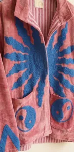 เสื้อแจ็คเก็ตกำมะหยี่สีชมพูสไตล์โบฮีเมียน ปักลายดอกไม้ ลายหยินหยาง มีกระเป๋า คอตั้ง แขนยาว ซับในผ้าฝ้าย สำหรับฤดูหนาว - Product Image 3
