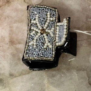 Pince à cheveux brodée à la main avec perles, accessoires de coiffure en perles de verre multiples, design indien, pince à cheveux faite à la main - Product Image 1