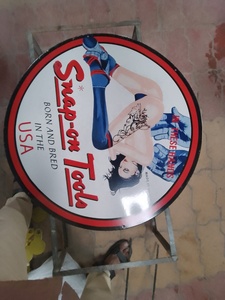 ป้ายโลหะเคลือบพอร์ซเลนสำหรับโรงรถพร้อมดีไซน์มาสคอตและตัวอักษรสำหรับวันชาติและปีใหม่ - Product Image 3