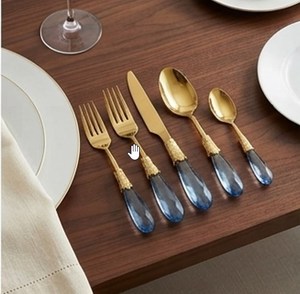 Elegante juego de cubiertos chapados en oro con mangos de cristal azul para la decoración de mesas de boda y decoración de mesa de lujo para bodas. - Product Image 6