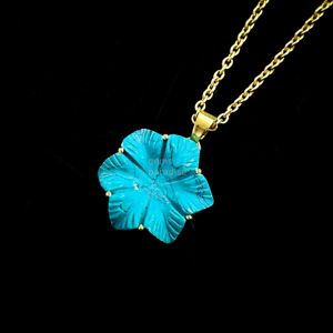 Colgante de Plata de Ley 925 con Turquesa Azul Tallada a Mano en Forma de Flor, Bañado en Oro Vermeil, con Gema de Turquesa Azul, Cristal Tallado a Mano, Venta al por Mayor - Product Image 1