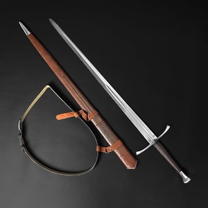 Réplica de Espada Medieval de Acero de Damasco Hecha a Mano - Empuñadura y Funda Envueltas en Cuero Premium, Colección de Caballeros para Exhibición - Product Image 1