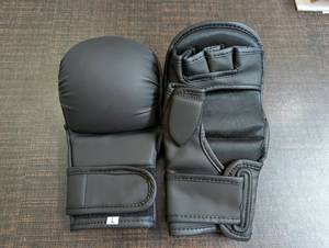 Gants de boxe demi-doigts en similicuir avec fermeture auto-agrippante pour arts martiaux, MMA et kick-boxing - Product Image 3