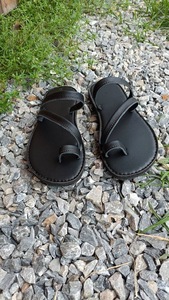Sandales unisexes légères en cuir noir de qualité supérieure avec boucle d'orteil et triple sangle, décontractées, pour l'extérieur, à bout ouvert, chaussures d'été, tailles 2-11 - Product Image 5