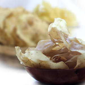 Rondelles de papad moong dal de grande taille, texture croustillante, prêtes à rôtir, feuilles de snack en gros pour restaurants et hôtels - Product Image 5