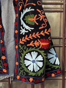 Chaqueta de terciopelo negro para mujer, estilo suzani, con bordado floral, manga larga, cuello alto, hecha a mano, estilo prairie chic, ropa de abrigo para invierno. - Product Image 4