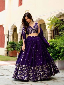 Lehenga Choli en tissu de soie Vichitra avec broderies Zari et sequins, superposées avec micro-toile et cancan, accompagné d'un dupatta. - Product Image 2