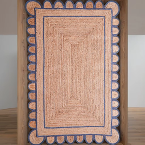Tapis d'intérieur en jute naturel fait main à poils ras avec bordure festonnée bleue, écologique, style bohème et rustique pour la décoration du salon - Product Image 1