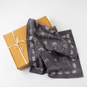 ผ้าโพกหัวอินเดียพิมพ์ลายบล็อกทำด้วยมือสีเทาสำหรับผู้หญิงผ้าโพกหัวผ้าฝ้าย100% - Product Image 4