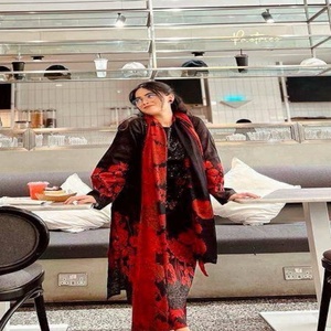 Conjunto de Salwar-Kameez de Diseño Moderno en Algodón con Parches Estampados y Bordados en Rojo y Negro, Semi-cosido, Compra en Línea en India - Product Image 1