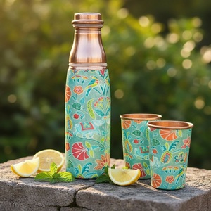 Botella de Agua de Cobre con Diseño Floral Verde Azulado, Portátil para Uso en Exteriores - Product Image 1