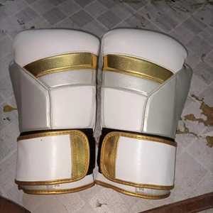 นวมชกมวย Fairtex สีขาวทอง หนังแท้ สำหรับฝึกซ้อม มวยไทย คิกบ็อกซิ่ง MMA พร้อมสายรัดข้อมือ สำหรับผู้ใหญ่ ขนาด 10 ออนซ์ น้ำหนักเบา ระบายอากาศได้ดี - Product Image 5