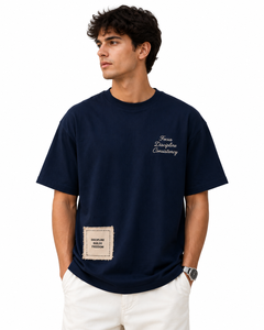 T-shirt à manches courtes bleu marine pour homme avec texte brodé et motif patch, coupe classique, style décontracté, col rond, jersey de coton - Product Image 3