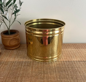 Elegante maceta de metal con acabado en latón para decoración de hogares de lujo, con estructura resistente y estilo moderno. - Product Image 1
