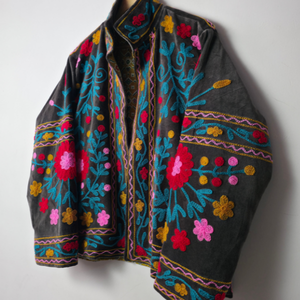 Veste brodée de fleurs pour femmes avec motifs de vigne colorés - Product Image 1