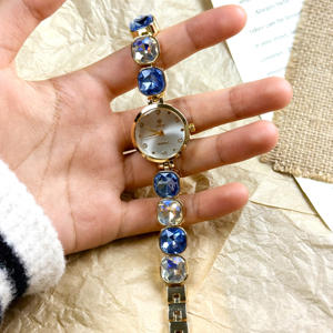 Orologio da Polso da Donna alla Moda <span class=keywords><strong>e</strong></span> Lussuoso con Bracciale in Cristallo, Elegante Orologio al Quarzo con Design a Cinturino con Grandi Perle di Cristallo - Product Image 6