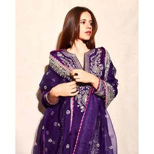 Traje de Fiesta Elegante de Chifón con Pantalón y Dupatta Bordados con Lentejuelas - Product Image 3