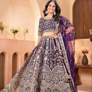 Tenue ethnique indienne en tissu filet avec broderie et sequins, Lehenga Choli, bordure en dentelle fantaisie, Dupatta, matériaux recyclés - Product Image 1