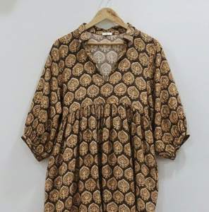 Vestido Midi Formal Personalizable Estilo Bohemio con Cuello en V, Manga Abullonada, Estampado Floral Hecho a Mano, 100% Algodón - Product Image 3